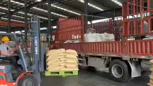 工厂装车区域，胶水级氢氧化铝产品整齐堆放在装车区，准备进行发货