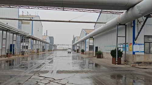 氧化铝产品仓库，存放吸水性能优异的氧化铝成品，准备出货发往各地。