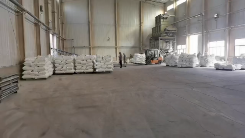 工厂员工对氢氧化铝产品进行装车前的最后检验，确保出货质量。
