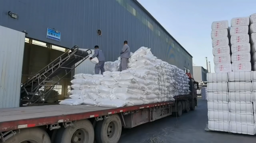 高纯氢氧化铝产品装车全景图，工厂高效装载作业确保产品按时交付。