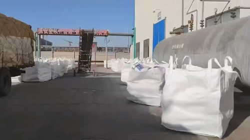 聚合氯化铝净水剂装车中，工人操作规范，确保产品安全运输。