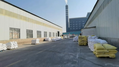 工厂车间大规模装车作业，批量氢氧化铝阻燃剂整齐摆放，彰显规模化生产能力。