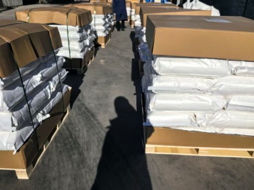 工厂装车现场，准备发货牙膏级氢氧化铝产品