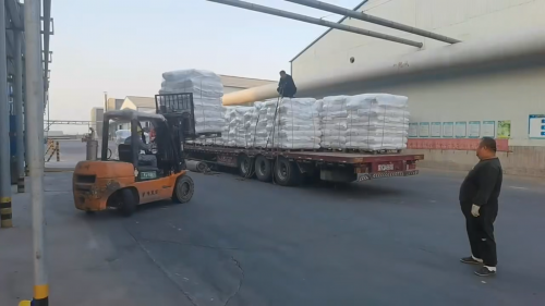 高白填料级氢氧化铝装车现场，精准配送服务