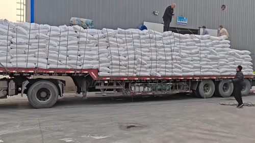 氢氧化铝微粉产品装车，运输到各大行业