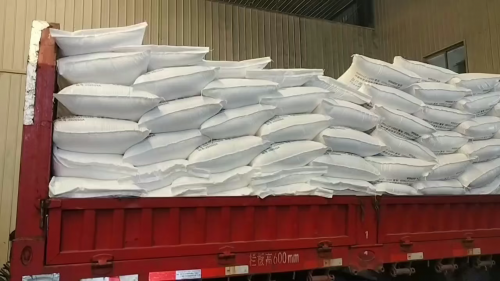 工厂厂区超细氢氧化铝产品装车过程，严格把控每一步
