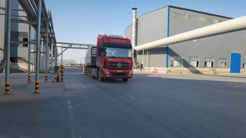 工厂车间产品装车，超细氢氧化铝运输准备中