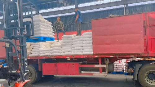工厂车间内氢氧化铝产品正在装车，运输准备
