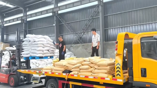 工厂厂区氢氧化铝装车，专注高质量产品出厂