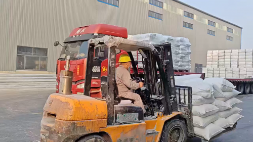板材厂氢氧化铝产品装车现场，运输准备就绪