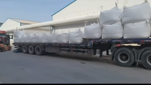 活性氧化铝产品在工厂装车，运输前的最后准备