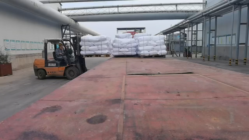 工厂装车，氢氧化铝和氧化钠生产线发货