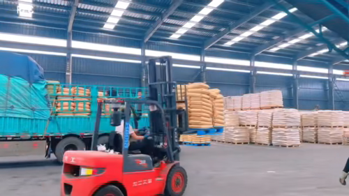 装满改性氢氧化铝的卡车准备发货，确保准时交付