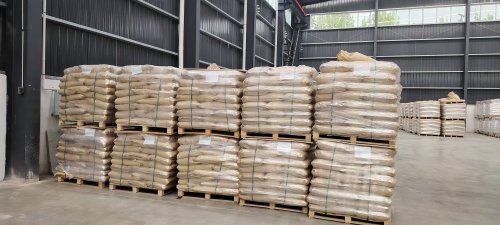 西安氢氧化铝粉批发厂家使用叉车装载产品，安全高效