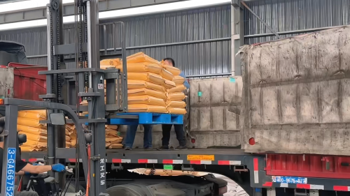 工厂现场乳胶产品装车，符合健康安全标准的生产流程