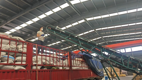 工厂产品装车准备发货