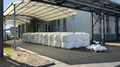 运输特种氢氧化铝原材料的装车现场