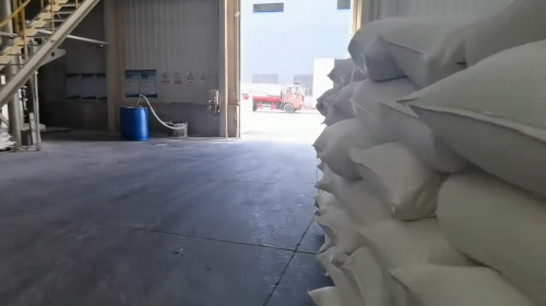 叉车正在搬运特种氢氧化铝产品