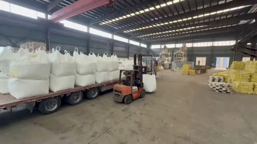 成品氢氧化铝按分级标准包装装车，确保粒径与含量合规