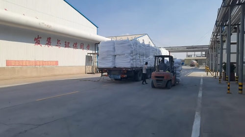 厂区内堆放整齐的氢氧化铝产品准备装车