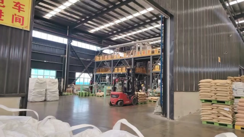 氢氧化铝成品整齐堆放，等待装车发往客户