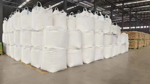 叉车在工厂车间内搬运高白填料级氢氧化铝成品