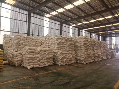 员工在仓库区域装载高白填料级氢氧化铝袋装产品