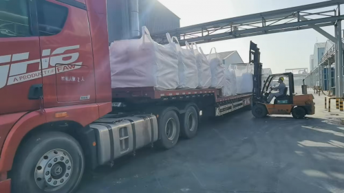 氢氧化铝装车出库现场，产品发往陶瓷企业