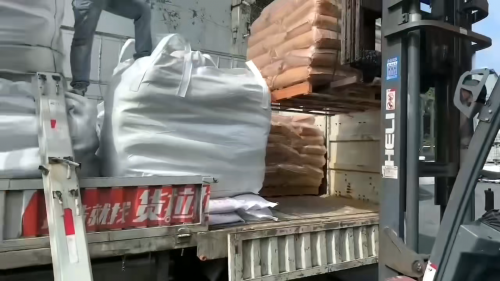 托盘包装氢氧化铝阻燃剂整齐待运，橡胶材料专用无卤阻燃剂产品图