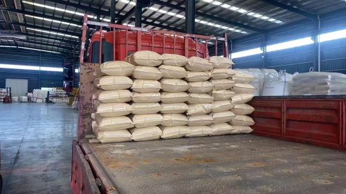 清镇氢氧化铝生产企业厂区产品装车现场