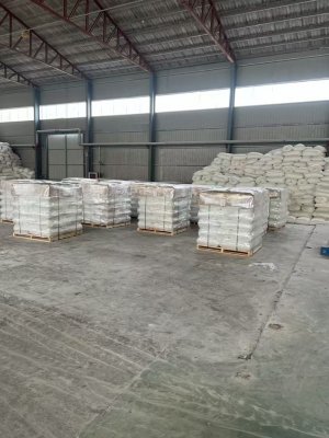 铝板墙面产品在工厂装车现场，突出氢氧化铝在加工成型中的作用