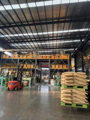 铝板墙面产品装车现场展示，体现氢氧化铝耐腐蚀与阻燃性能