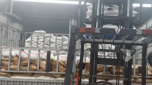 氢氧化铝粉装车运输准备，助力抗酸剂产品及时送达客户手中