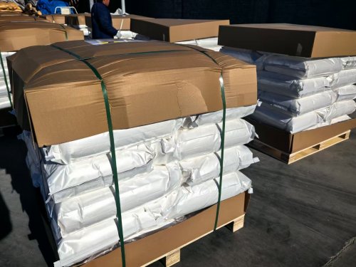整齐堆放的氢氧化铝产品包装，等待发货至客户现场