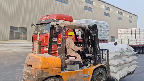 工厂仓库内超细氢氧化铝成品装车准备