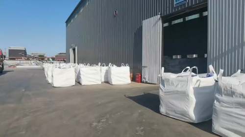 叉车搬运高纯度氢氧化铝原料装车