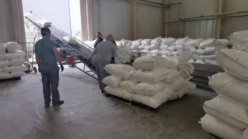 叉车搬运500目细粉氢氧化铝产品，高纯粉末工业物流操作