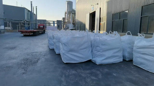 工业级氢氧化铝包装装车特写