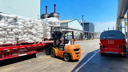 活性氢氧化铝整齐摆放在托盘上准备装车