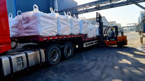 工人正在将活性氢氧化铝成品装车发货