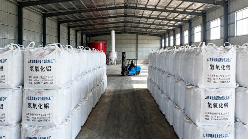 活性氢氧化铝产品整齐堆放准备运输