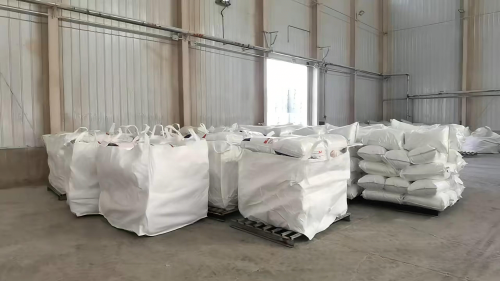 活性氢氧化铝产品批量装车准备发货