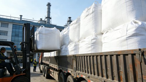 原料级氢氧化铝产品装车现场