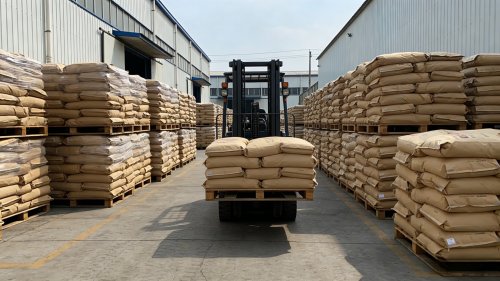 工业级氢氧化铝成品装车准备发往下游应用企业