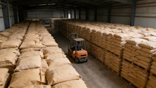 山东聚隆集团聚合氯化铝总厂高纯氢氧化铝装车现场