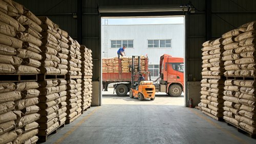 工厂车间氢氧化铝型号产品装车