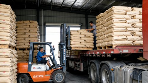 氢氧化铝包装堆放在厂区