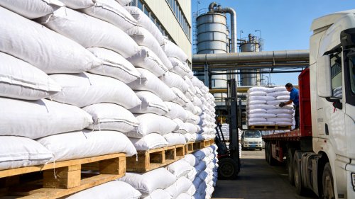 工业级氢氧化铝产品装车运输现场图片