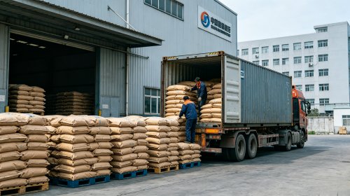 净水剂用氢氧化铝源头工厂仓库，叉车向货车装载原料级成品，化学活性好酸溶速度快，铁含量低不影响出水色度